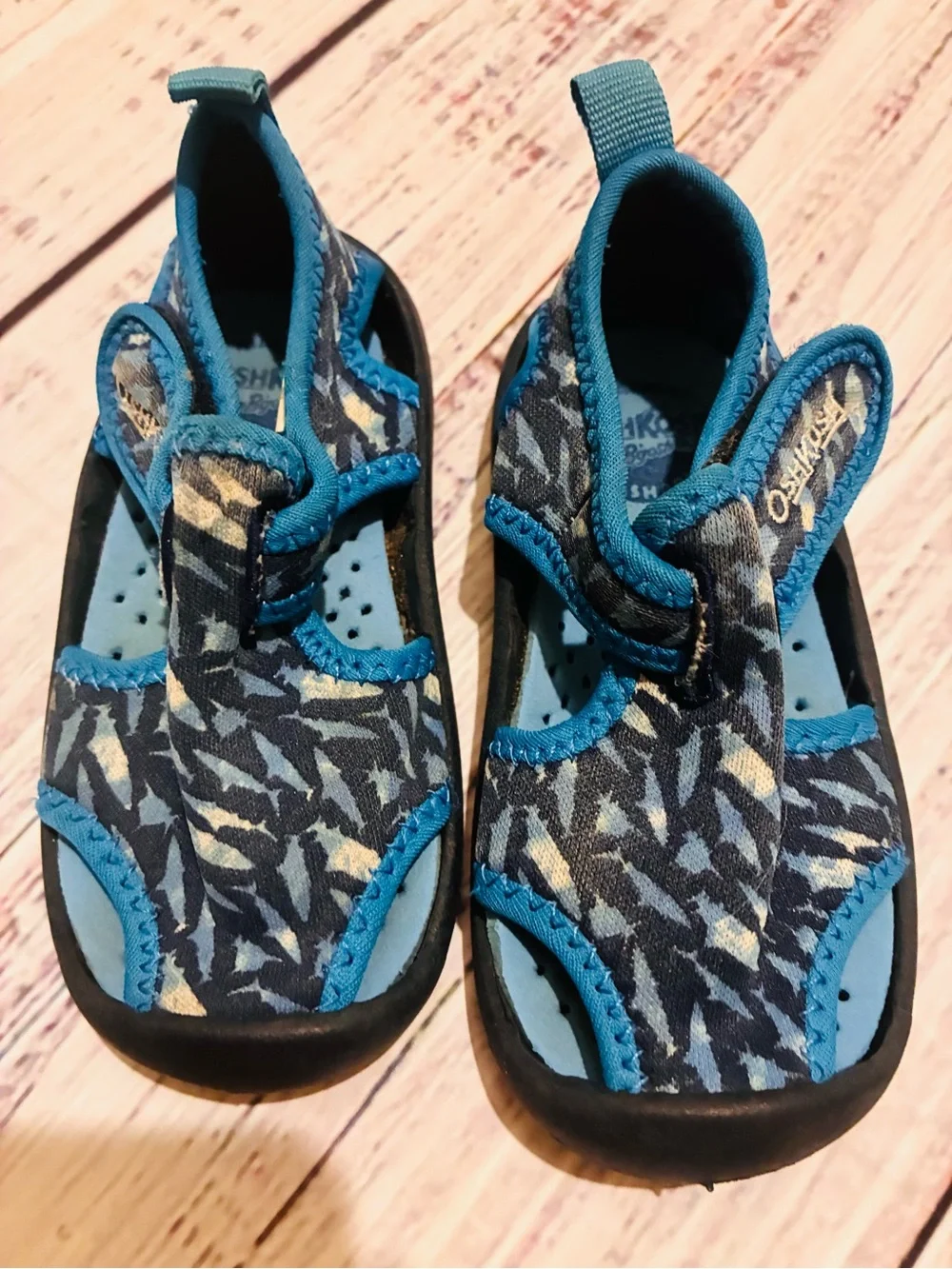 OshKosh B'gosh Blue Patterned Kids Water Shoes with Hook-and-Loop Strap